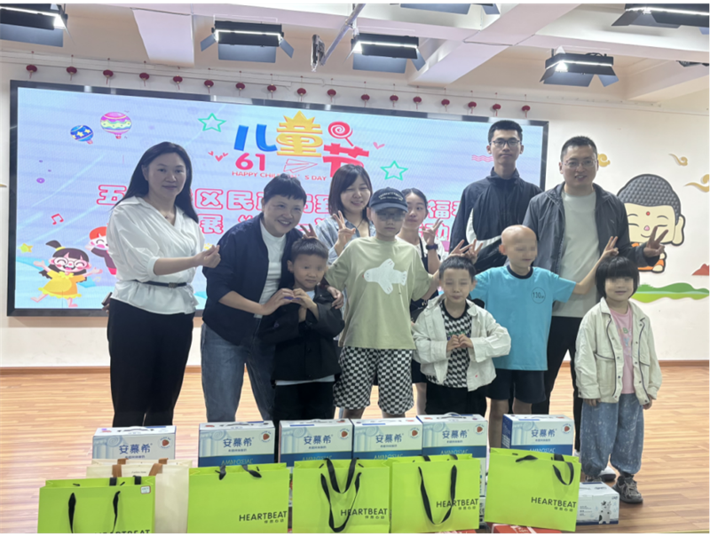 五通桥区民政局局长石英一行到院慰问儿童