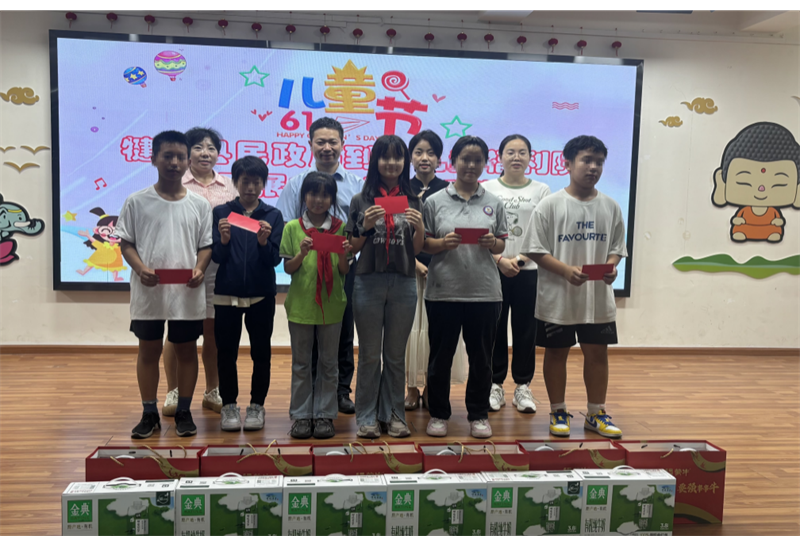 犍为县民政局局长钱泳丞一行到院慰问儿童
