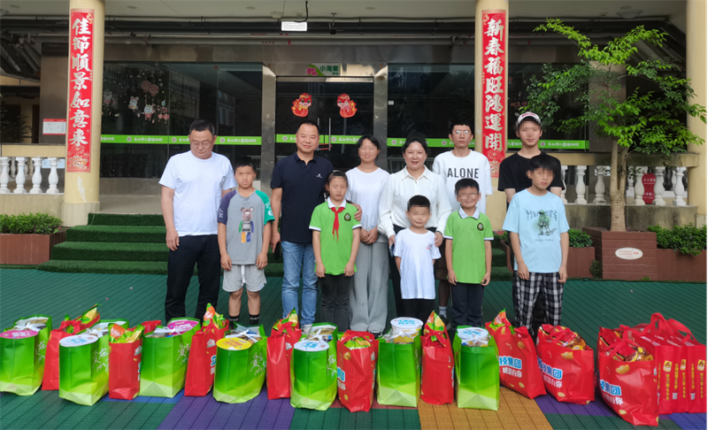 马边彝族自治县民政局局长喻声琼一行到院慰问儿童