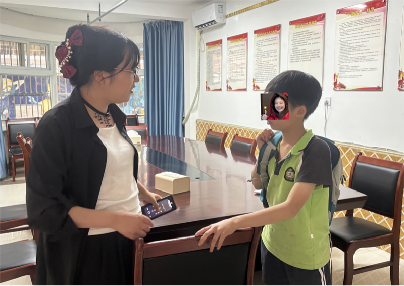 峨眉山市未保中心何莉一行到院慰问儿童